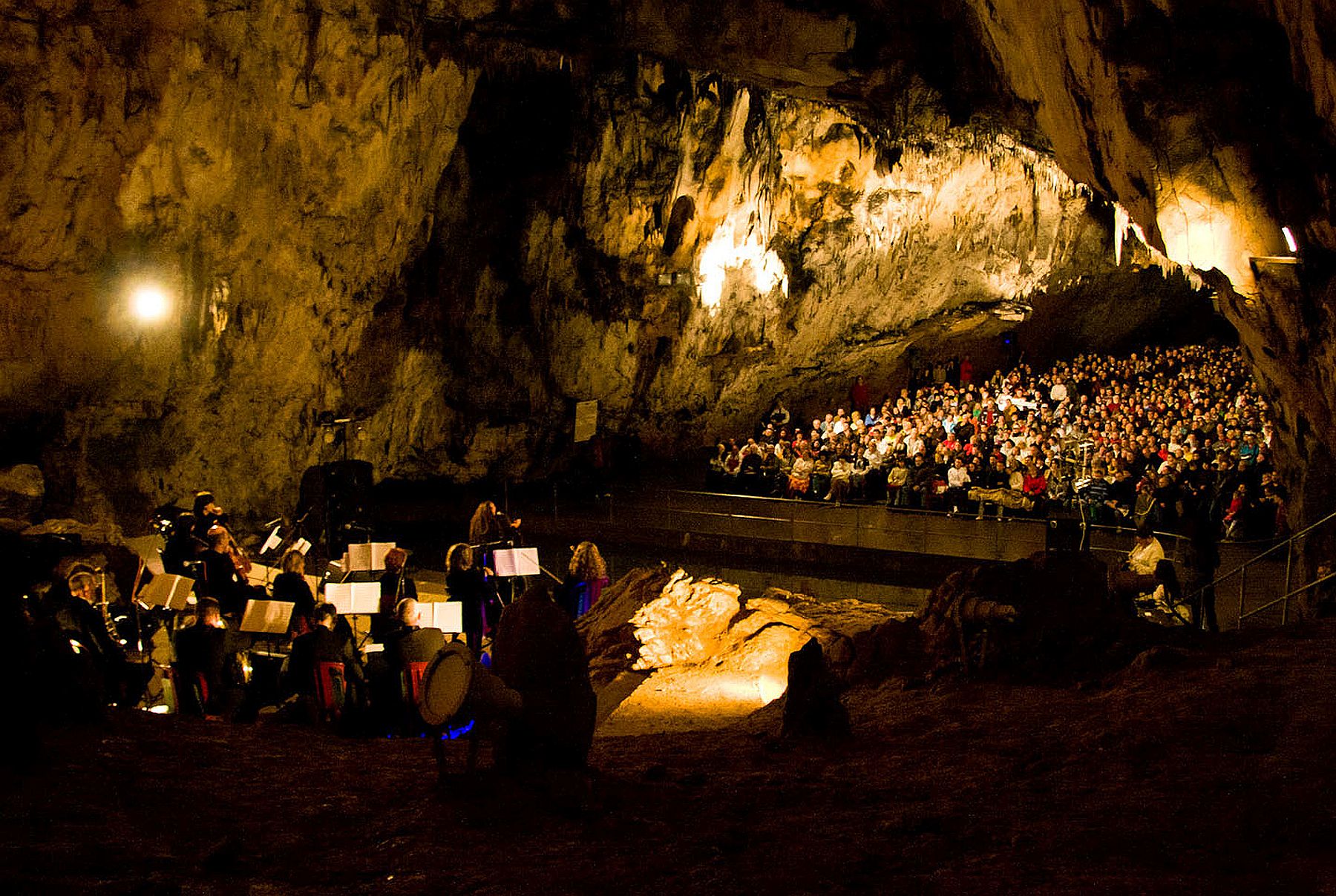 Az Aggteleki Cseppkőbarlangban koncertezik a Vox Mirabilis Kamarakórus